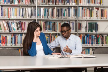 Kız öğrenci Kitaplığı'nda uyku