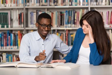 yorgun öğrenci Kitaplığı'nda uyuyor