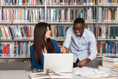Erkek öğrenci üniversitede gülüyor 
