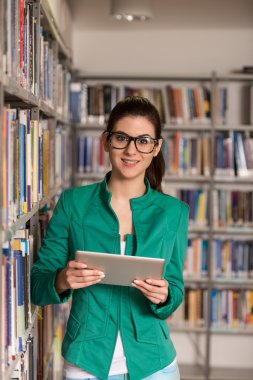 Genç öğrenci onu Laptop kitaplığa kullanarak