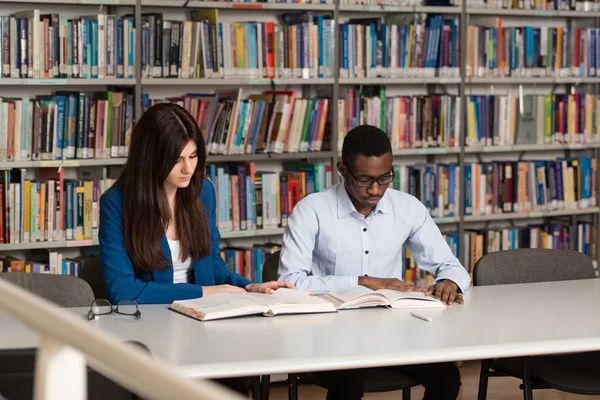 Mannelijke Student slapen In bibliotheek — Stockfoto