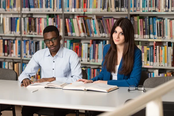 Groupe de jeunes étudiants qui étudient ensemble au collège — Photo