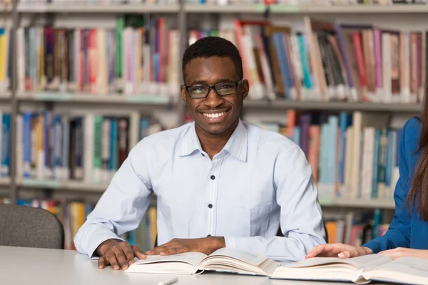 Retrato de estudante preto inteligente com livro aberto — Fotografia de Stock