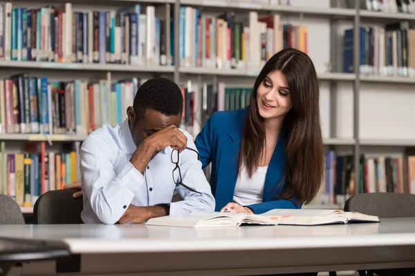 Maschio studente dormire in biblioteca — Foto Stock