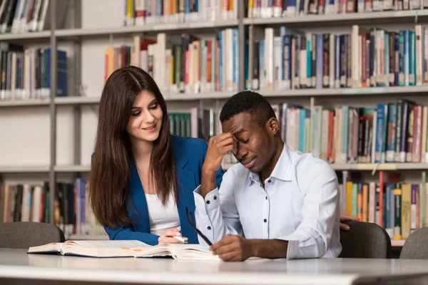 Maschio studente dormire in biblioteca — Foto Stock