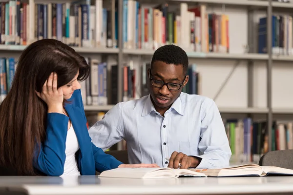 Vrouwelijke Student slapen In bibliotheek — Stockfoto