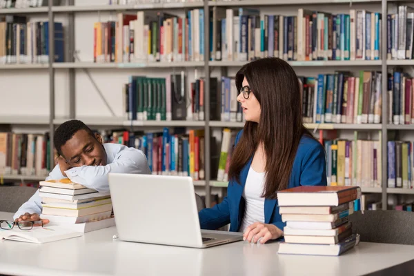 Manlig Student sover i biblioteket — Stockfoto