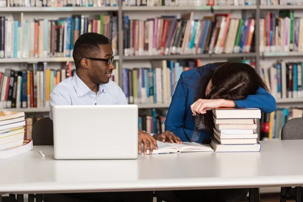 Vrouwelijke Student slapen In bibliotheek — Stockfoto