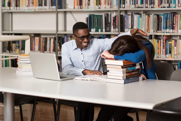 Vrouwelijke Student slapen In bibliotheek — Stockfoto