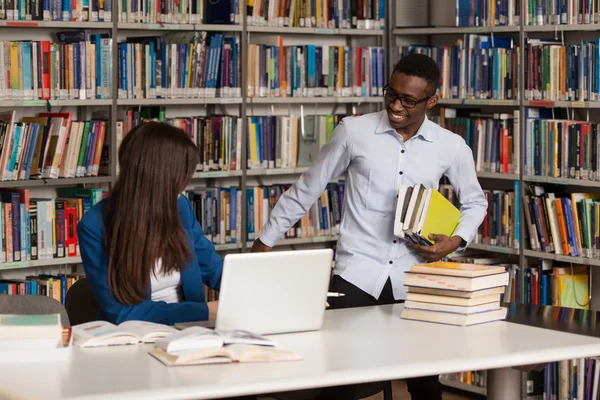 Bonito estudante masculino pedindo para estudar juntos — Fotografia de Stock