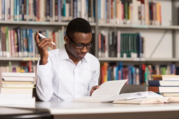 Africain mâle étudiant dans une bibliothèque — Photo