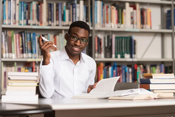 Afrikaanse Man studeren In een bibliotheek — Stockfoto