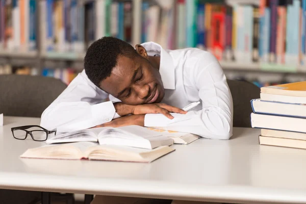 Uczeń zmęczony śpi w bibliotece — Zdjęcie stockowe