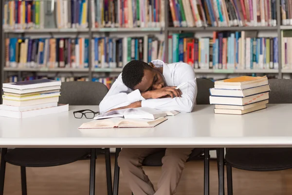 Erkek öğrenci Kitaplığı'nda uyku — Stok fotoğraf