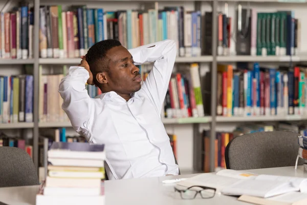 Homme étudiant au collège stressé par ses devoirs — Photo