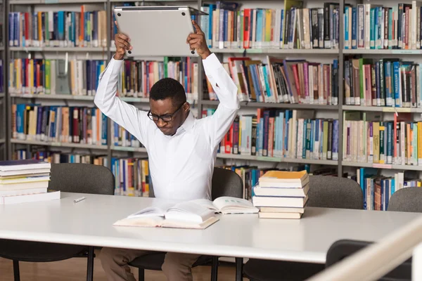 Gefrustreerd Student gooien zijn Laptop — Stockfoto