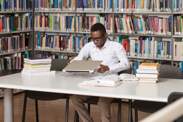 Gefrustreerd Student gooien zijn Laptop — Stockfoto