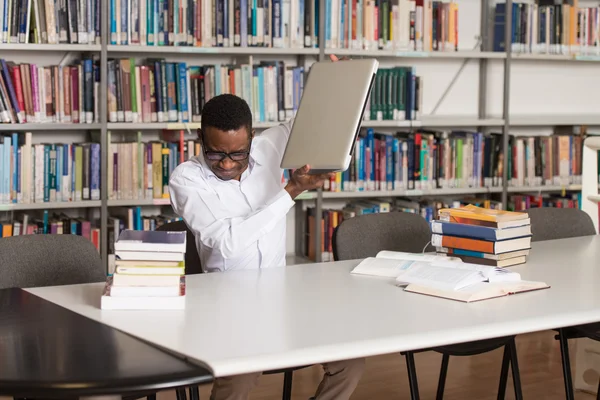 Sfrustrowany Student rzucając jego Laptop — Zdjęcie stockowe