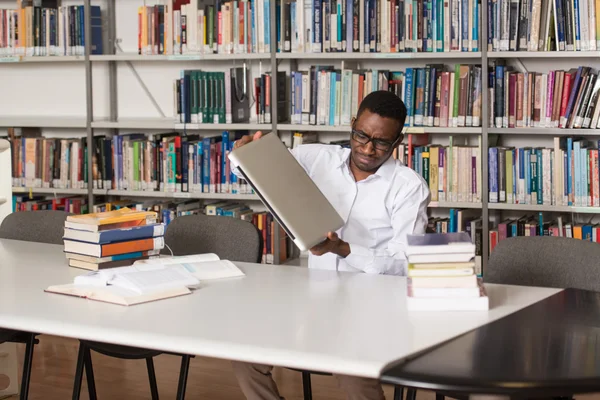 Rozzlobený Student chce zlomit jeho Laptop — Stock fotografie