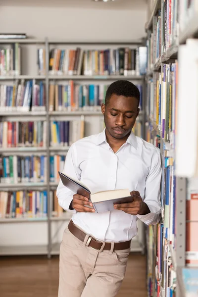 Αρσενικό φοιτητής σε μια βιβλιοθήκη — Φωτογραφία Αρχείου