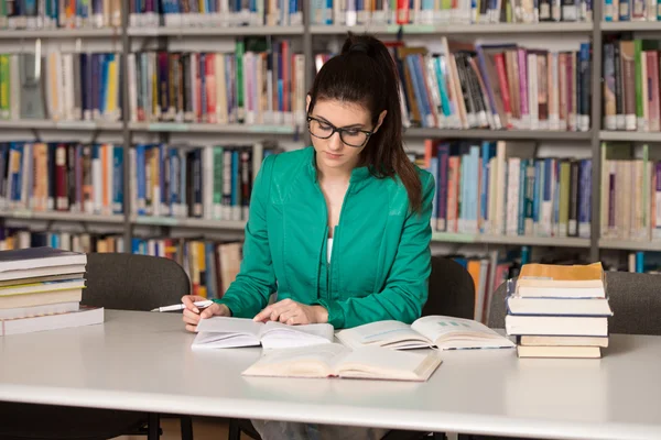 Estudiante joven estudiando en la universidad —  Fotos de Stock