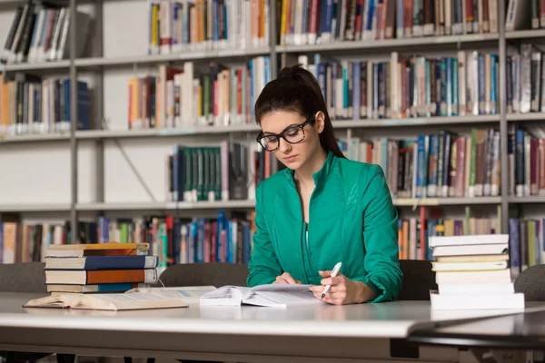 Ung Student sitter på biblioteket — Stockfoto