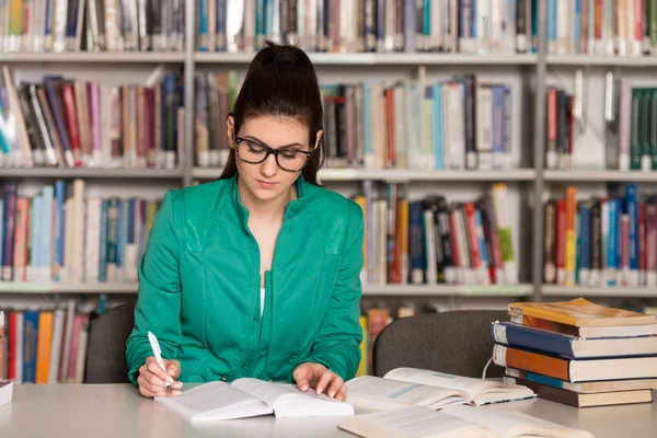 Młody Student siedząc w bibliotece — Zdjęcie stockowe