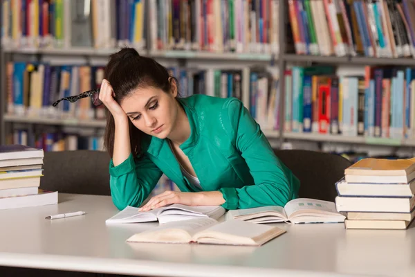 Mujer universitaria estresada por su tarea —  Fotos de Stock
