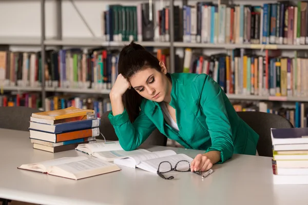 Mujer universitaria estresada por su tarea —  Fotos de Stock