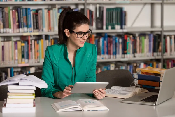 Szczęśliwa kobieta Student praca z laptopem w bibliotece — Zdjęcie stockowe