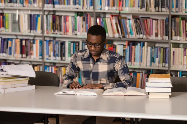 Estudante jovem estudando na faculdade — Fotografia de Stock