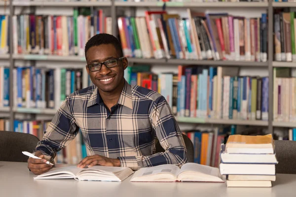 Africký Student mužský v knihovně — Stock fotografie