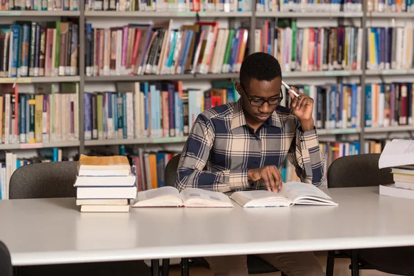 Afrikansk Man studerar i ett bibliotek — Stockfoto