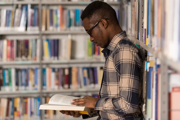 Studentka college'u mężczyzna w bibliotece — Zdjęcie stockowe