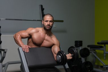 genç adam pazı çalışma