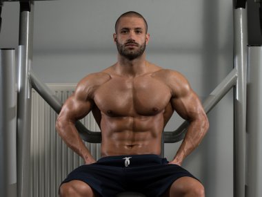 Spor salonunda rahat dinlenme çekici genç adam