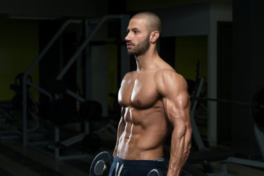 pazı dumbbells ile egzersiz vücut geliştirmeci