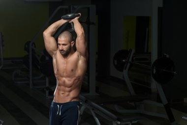 genç adam triceps çalışma