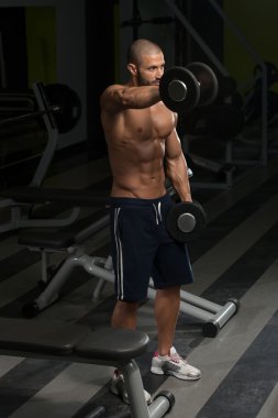 Genç adam omuz çalışma