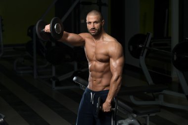 Vücut geliştirmeci omuz Dumbbells ile egzersiz