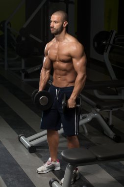 omuzlar için egzersiz yapan genç erkek