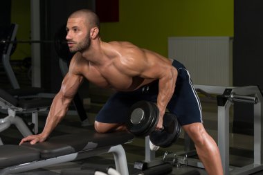 Dumbbell ile egzersiz vücut geliştirmeci