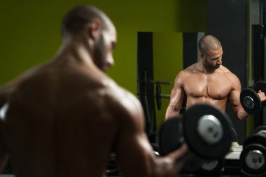 pazı dumbbells ile egzersiz vücut geliştirmeci