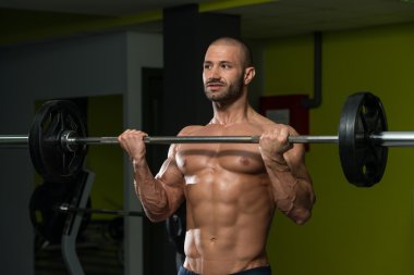 pazı için egzersiz yapan genç erkek