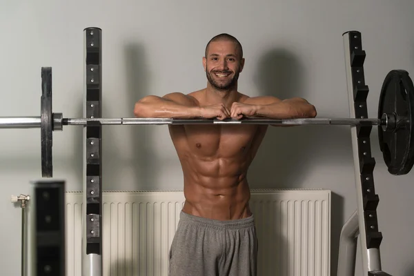 Porträtt av en muskulös Man avkopplande i Gym — Stockfoto