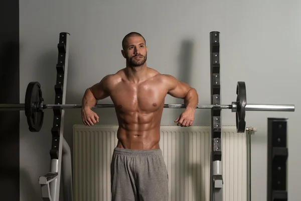 Aantrekkelijke jonge Man rust ontspannen In de fitnessruimte — Stockfoto