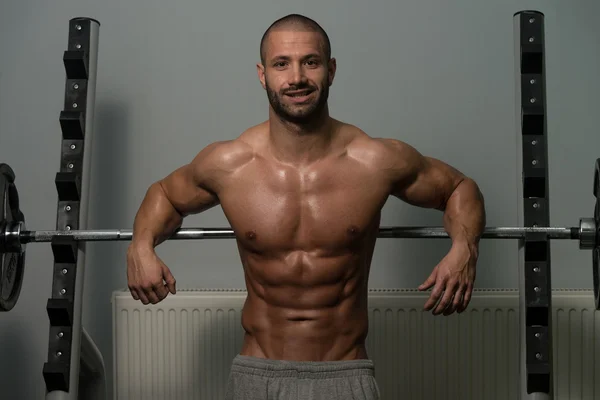 Retrato de un hombre musculoso relajándose en el gimnasio — Foto de Stock