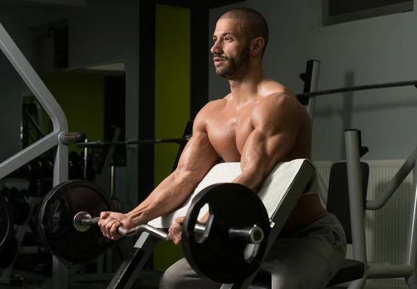 Giovane uomo che lavora fuori Bicipiti — Foto Stock