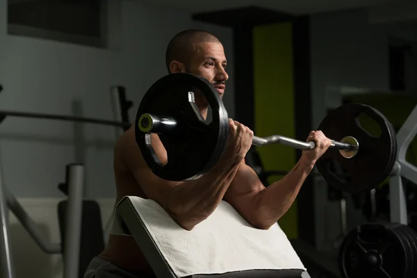 Młody człowiek robi ćwiczenia na biceps — Zdjęcie stockowe