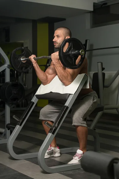 Ung man träna biceps — Stockfoto